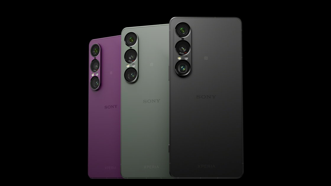 Drei Sony Xperia Smartphones in Lila, Grün und Schwarz.